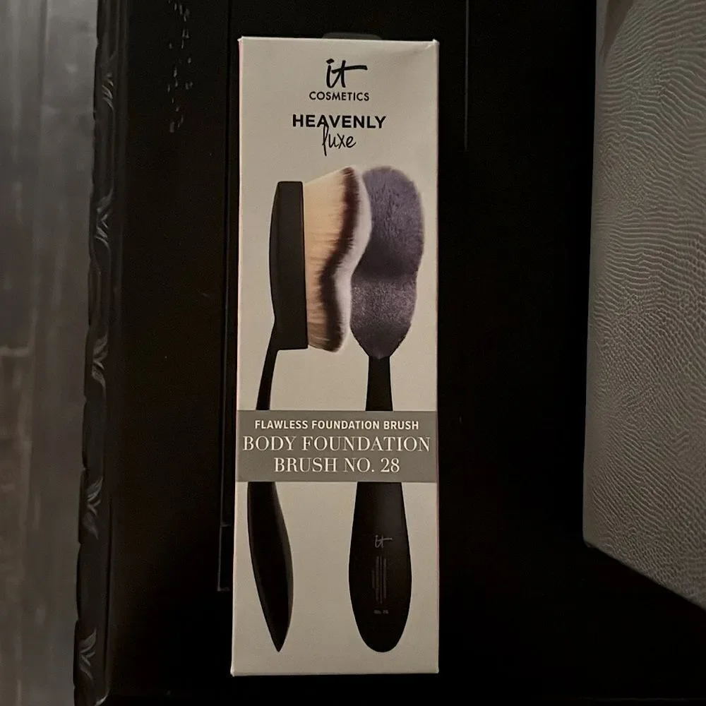 IT Cosmetics HEAVENLY LUXE BODY FOUNDATION BRUSH #28 brand new in box